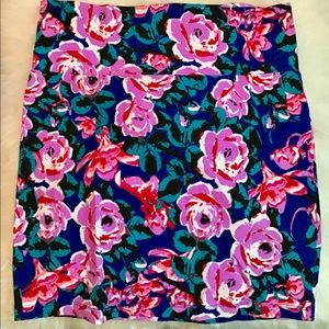 🆕 body-con mini skirt! Floral and fun🌸 w/o tags